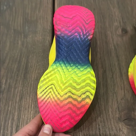 Nike Yellow Athletic Shoes Lightweight Breathable Design - Picture 4 of 11